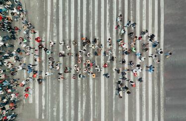 Leadership_People Forming an Arrow High Angle View Of People forming and arrow on the street